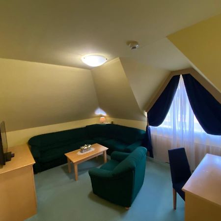 Parkhotel Na Baracke Nová Dubnica Buitenkant foto