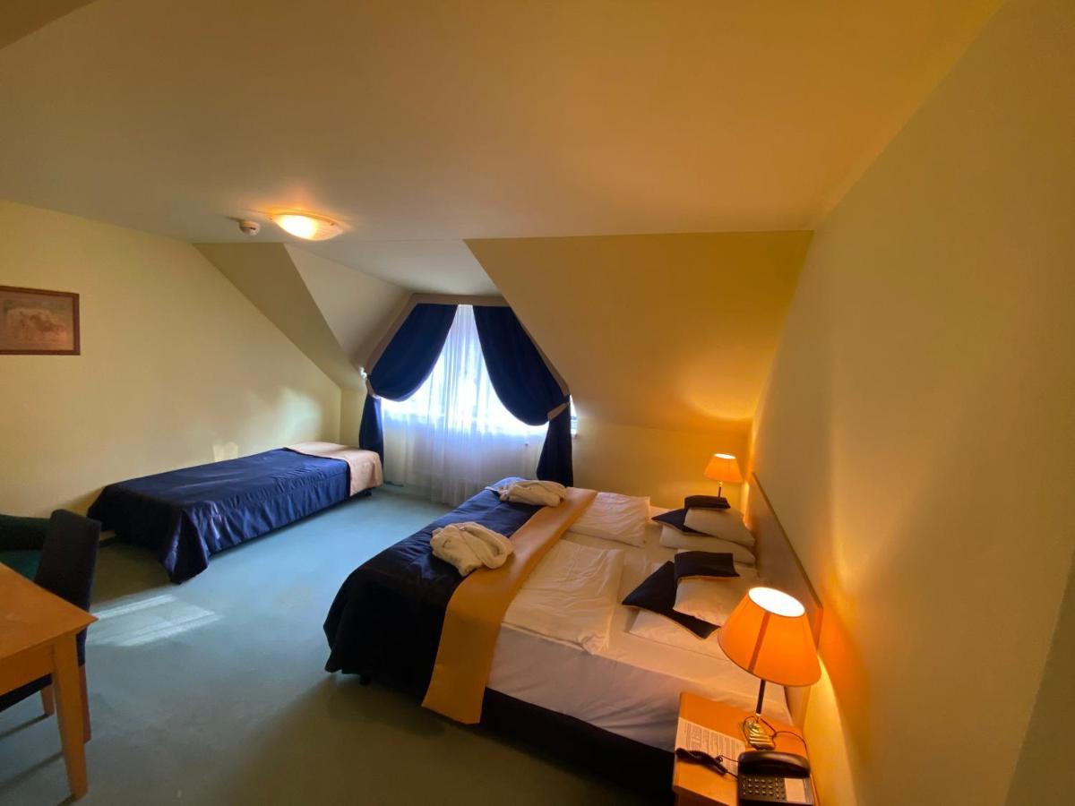Parkhotel Na Baracke Nová Dubnica Buitenkant foto