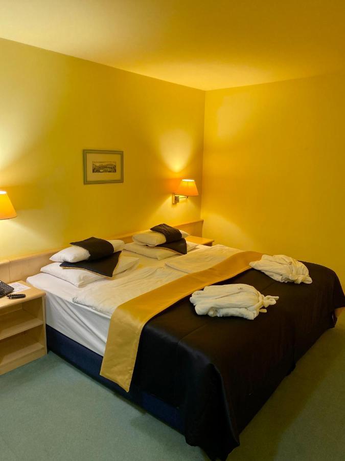 Parkhotel Na Baracke Nová Dubnica Buitenkant foto