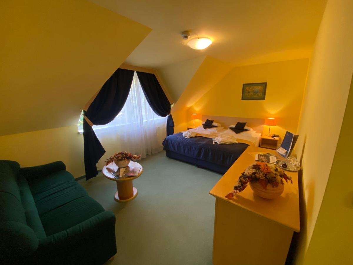 Parkhotel Na Baracke Nová Dubnica Buitenkant foto