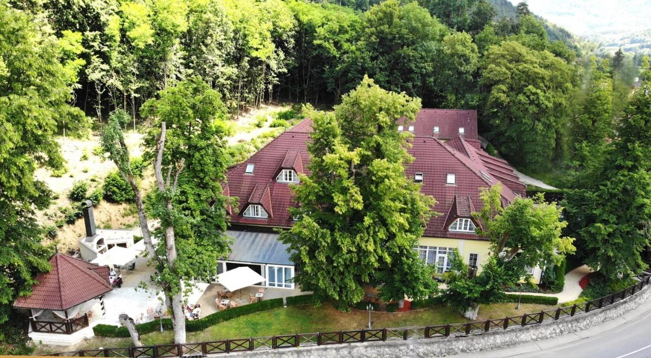 Parkhotel Na Baracke Nová Dubnica Buitenkant foto