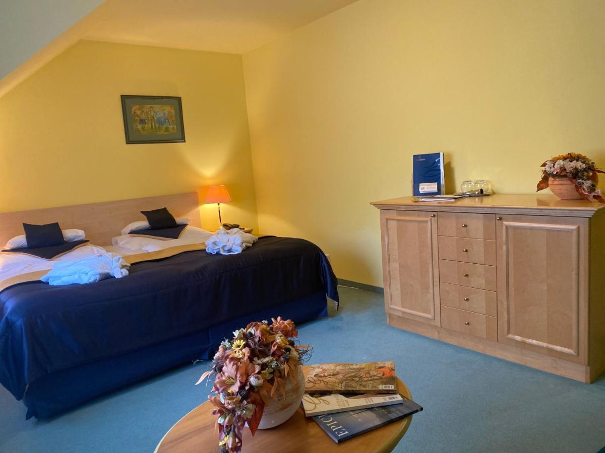 Parkhotel Na Baracke Nová Dubnica Buitenkant foto