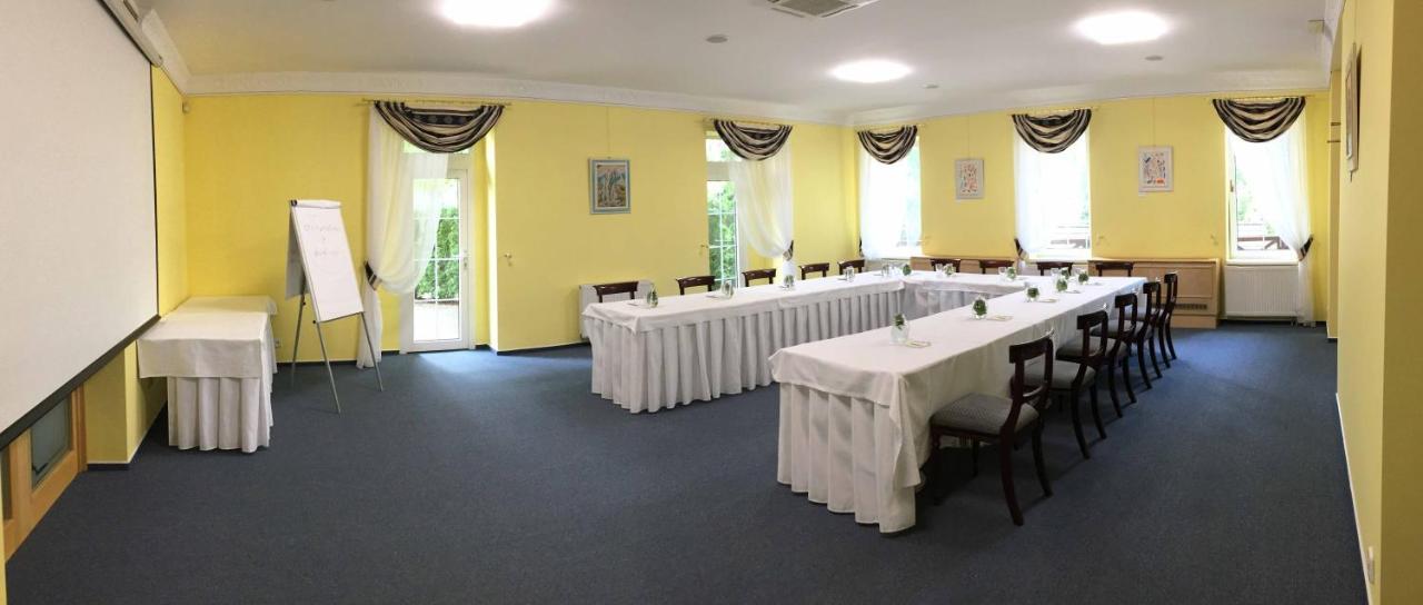 Parkhotel Na Baracke Nová Dubnica Buitenkant foto