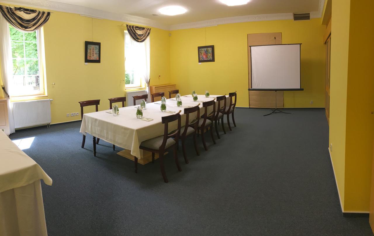 Parkhotel Na Baracke Nová Dubnica Buitenkant foto