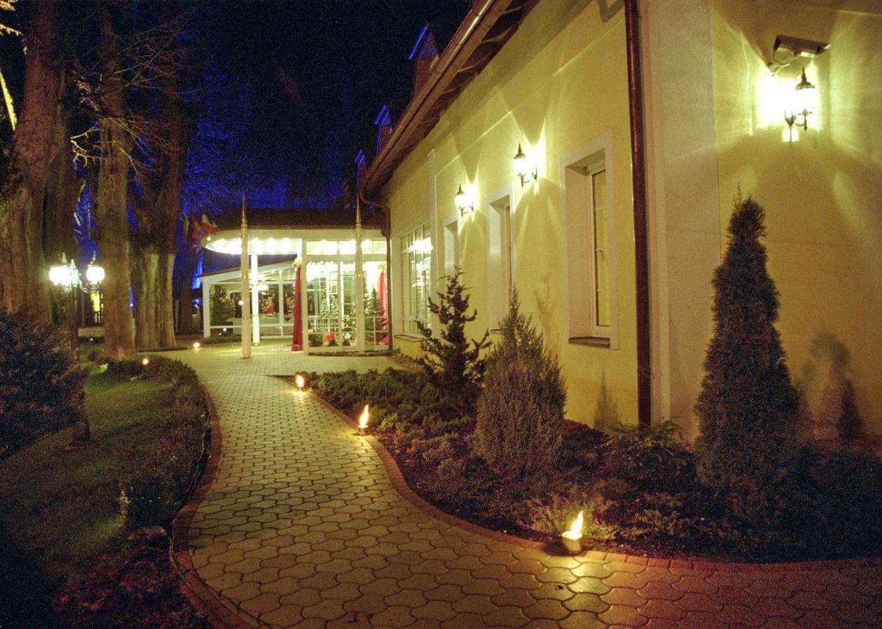 Parkhotel Na Baracke Nová Dubnica Buitenkant foto